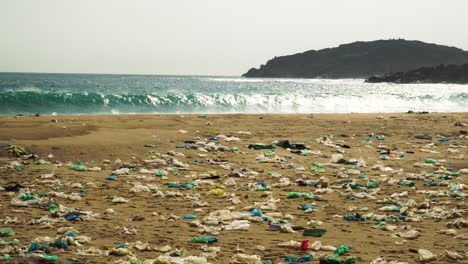 Una-Playa-Densamente-Contaminada-Con-Basura-Plástica