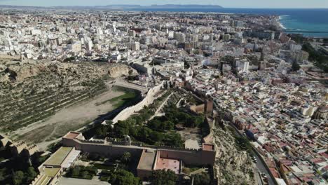 Luftaufnahme-über-Alcazaba-De-Almería-Mit-Stadtbild-Im-Hintergrund-In-Spanien