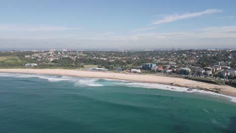 Aerial-establishing-shot-of-Maroubra-Beach-in-Sydney,-New-South-Wales,-Australia