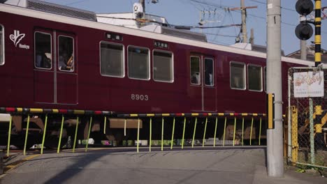 Japanischer-Zug-Fährt-Am-Nachmittag-Am-Bahnübergang-Vorbei