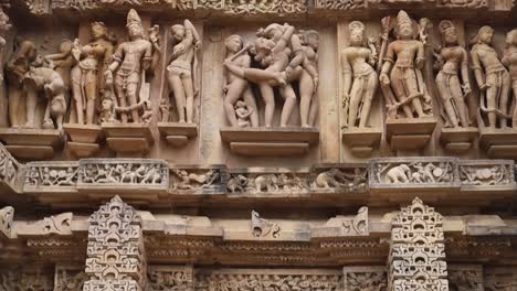 Erotische-Skulpturen-Des-Kandariya-Mahadev-Tempels-Für-Sexualerziehung-In-Khajuraho,-Madhya-Pradesh