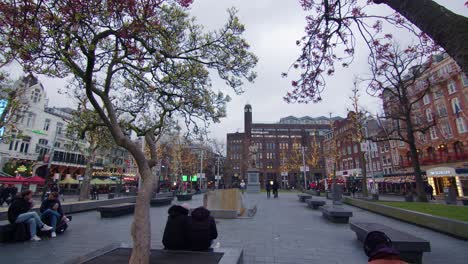 Plaza-Rembrandtplein,-Amplia-Toma-Estática,-Noche-Nublada,-Amsterdam,-Países-Bajos