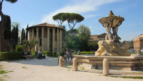 Schwenk-über-Den-Antiken-Römischen-Quellbrunnen-Der-Tritonen-Und-Historischen-Sehenswürdigkeiten-Auf-Der-Piazza-Bocca-Della-Verità-In-Rom,-Italien