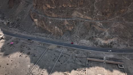 Vista-De-Arriba-Hacia-Abajo-De-La-Autopista-Karakoram-Cerca-Del-Paso-De-Khunjerab,-Valle-De-Hunza,-Pakistán---Toma-Estática-De-Drones