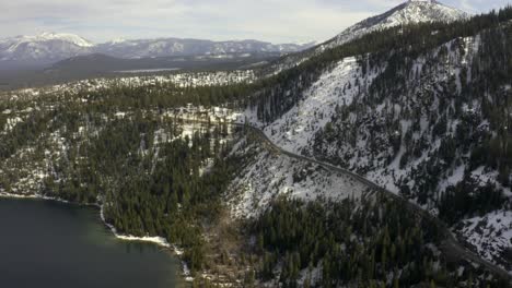 Wunderschöne-4K-Luftaufnahmen-Von-Lake-Tahoe-Und-Den-Umliegenden-Bergen