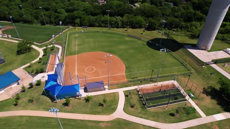Imágenes-Aéreas-De-Los-Campos-De-Softbol-De-Unity-Park-En-Highland-Village,-Texas.