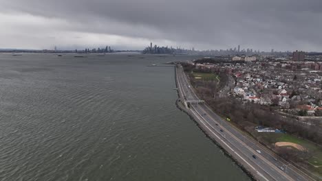 Eine-Luftaufnahme-Hoch-über-Den-Gewässern-Der-Upper-Bay-In-Brooklyn,-New-York