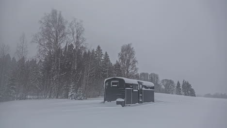 Zeitraffer-Eines-Verschneiten-Winters-Mit-Einem-Kleinen-Modernen-Haus-Zum-Zelten