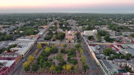 Valladolid-Yucatan-Mexiko-Luftdrohne-Von-Oben-über-Die-Stadt-Mit-Blick-Auf-Den-Bundesstaat-Pueblo-Magico