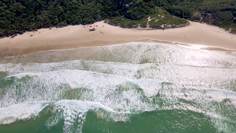 Luftdrohnenansicht-Des-Strandes-Mit-Ruhigen-Wellen-Von-Oben-Gesehen