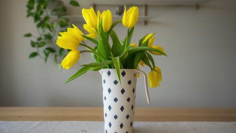 Hermosos-Tulipanes-Amarillos-Que-Se-Elevan-En-Un-Jarrón-De-Flores-Sobre-La-Mesa