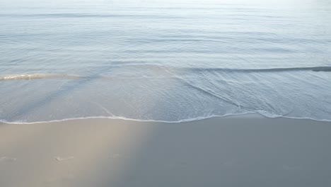 Natürliches-Meereswellenwasser-Mit-Schaum-Auf-Dem-Weißen-Strand-Der-Sandigen-Schönheit,-Sommerstrandmeerblick