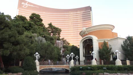 Menschen,-Die-Vor-Wynns-Hotel-Und-Casino-Am-Las-Vegas-Strip-Spazieren