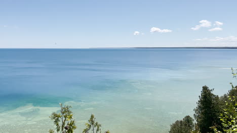 Vista-De-ángulo-Alto-Del-Lago-Michigan-Visto-Desde-La-Isla-Mackinac-En-Un-Día-Soleado-De-Verano