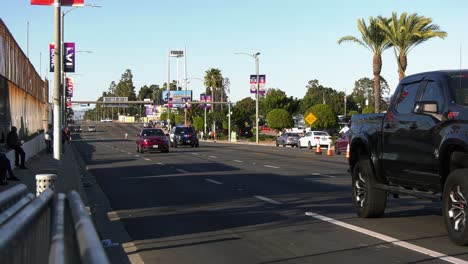 Busy-police-passing-cars-on-the-streets-of-sunny-Los-Angeles,-California,-USA---Zoom-out-view