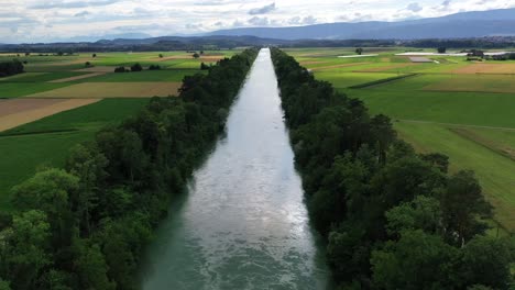 Die-Aare-Nach-Dem-Aarberg-Geradeaus-Weiter-Zum-Bielersee