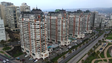Aerial-view-of-buildings,-park-and-traffic-in-the-city-of-Viña-del-Mar