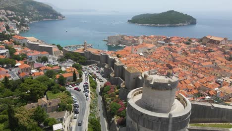 Dubrovnik,-Croacia--Vista-Aérea-De-Un-Casco-Antiguo,-Un-Castillo-Antiguo-Y-Un-Mar-Azul-Visible-Debajo-En-Un-Día-Soleado