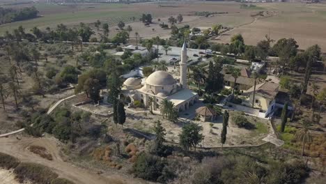 Draufsicht-Der-Sultan-Hala-Tekke-Moschee,-Umgeben-Von-Einem-Atemberaubenden-Salzsee,-Stadt-Larnaca,-Zypern