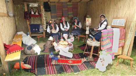 Gruppe-Von-Damen-In-Bulgarischer-Tracht-Ethnographisch-Gekleidet