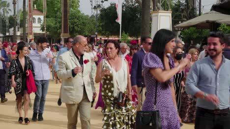 Menge-Eleganter-Menschen,-Die-Auf-Der-Pferdemesse-In-Jerez,-Spanien,-Spazieren-Gehen-Und-Reden