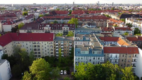 Zwei-Menschen-Genießen-Die-Sonne-Auf-Den-Dächern-Berlins