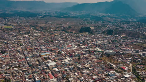 Lufthyperlapse-Der-Stadt-San-Juan-Ostuncalco-Während-Des-Tages