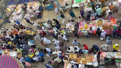 Blick-Aus-Der-Vogelperspektive-über-Die-Belebte-Straßenszene-Mit-Einheimischen-Am-Chawk-Bazaar-In-Dhaka