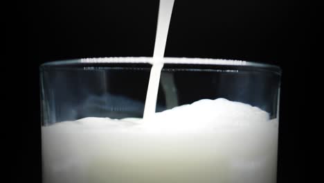 Makro-Aus-Frischer-Milch,-Gegossen-In-Kristallklares-Glas