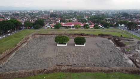Vista-Aérea-Del-Palacio-De-Yogyakarta-Con-El-Campo-En-Construcción