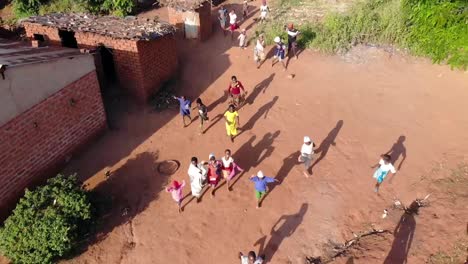 Glückliche-Afrikanische-Kinder-Laufen,-Jagen-Drohne,-Ländliches-Malawi-Dorf