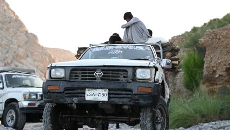 Ein-Teenager-Sitzt-Auf-Dem-Dach-Des-Jeeps,-Der-Getreide-Und-Vorräte-Für-Die-Hochwasserbekämpfung-In-Belutschistan-Transportiert