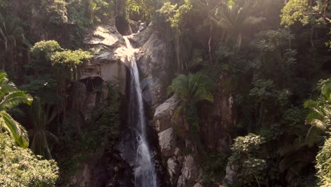 Steiler-Felsen-Mit-Kaskaden-Des-Yelapa-Wasserfalls-Im-Tropischen-Wald-In-Jalisco,-Mexiko