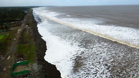 Strand-Von-Vasi-Rajodi-Beach-Waves-Indien-Mumbai-Maharashtra-Drohne-Erschossen-Indien-Vogelperspektive