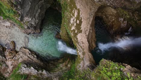 Ein-Mann-Klettert-Auf-Die-Felsen-Des-Wasserfalls-Im-Peshtura-Wasserfall-In-Albanien