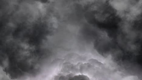 4K-Wolken-Sind-Grau-Und-Dunkel-Mit-Einem-Gewitter