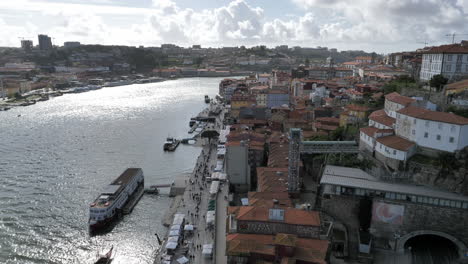 Historische-Gebäude-Im-Stadtbild-Von-Porto-Am-Fluss-Douro-In-Portugal---Luftstatik