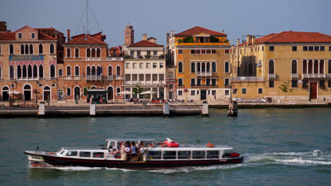 Blick-Auf-Die-Venezianische-Architektur-Vom-Boot-Aus,-Das-Auf-Dem-Kanal-In-Venedig,-Italien,-Segelt---Breit
