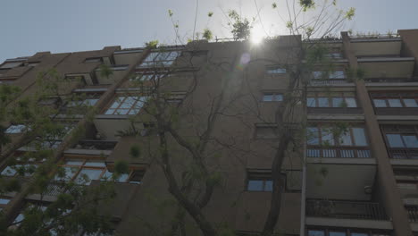 Edificio-De-Apartamentos-Madrid-Living-Con-Sol-Brillando-Detrás,-Vista-En-Movimiento