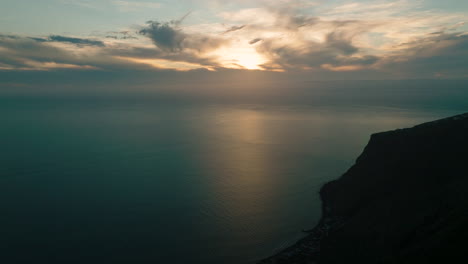 Silhouette-Von-Reisenden-Am-Aussichtspunkt-Raposeira,-Die-Den-Atlantischen-Sonnenuntergang-Genießen