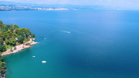 Luftaufnahme-Der-Adriatischen-Küste-Mit-Ruhigem-Blauen-Wasser-Im-Sommer