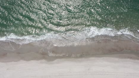 Drone-Ocean-Waves-Overhead-from-Drone