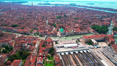 Estación-Central-De-Trenes-De-Venecia-Desde-Un-Dron