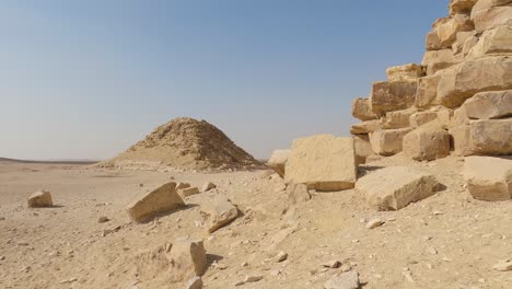 Cerca-De-La-Pirámide-Erosionada-En-El-Desierto-Egipcio-Con-El-Cielo-Azul