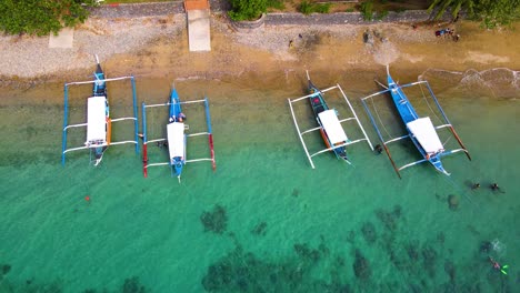 Barcos-Turísticos-Atracados-En-La-Costa-De-La-Isla-Fuertes-Olas-Arenas-Vista-De-Pájaro-Aéreo-Drone-Top-Shot-Estático