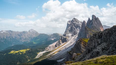 Timelapse-De-La-Famosa-Montaña-Seceda-Del-Patrimonio-Mundial-De-La-Unesco-En-Val-Gardena,-Los-Dolomitas,-Tirol-Del-Sur,-Italia