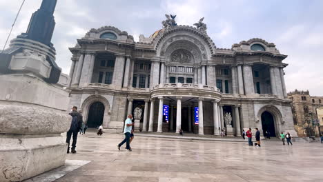 timelapse-in-front-of-bellas-artes-museum-in-mexico-city