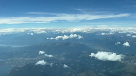 Vista-Aérea-De-La-Cabina,-Piloto-Pov,-De-Los-Alpes-Italianos,-Con-Un-Bonito-Paisaje-De-Montañas,-Valles-Y-Lagos