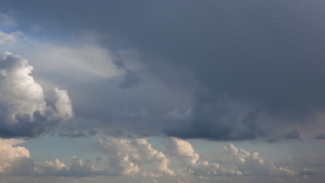 Lapso-De-Tiempo-|-Nubes-De-Tormenta-Hinchadas-Bailan-A-Través-Del-Cielo-Azul-Tizón