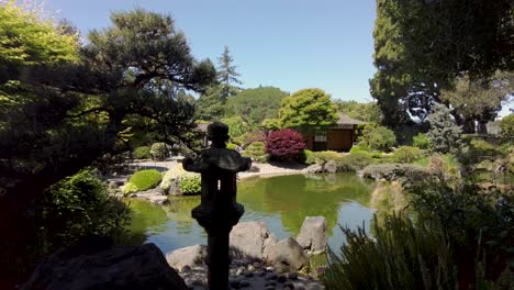 Schwenk-Um-Den-Japanischen-Gartenteich-Mit-Springbrunnen